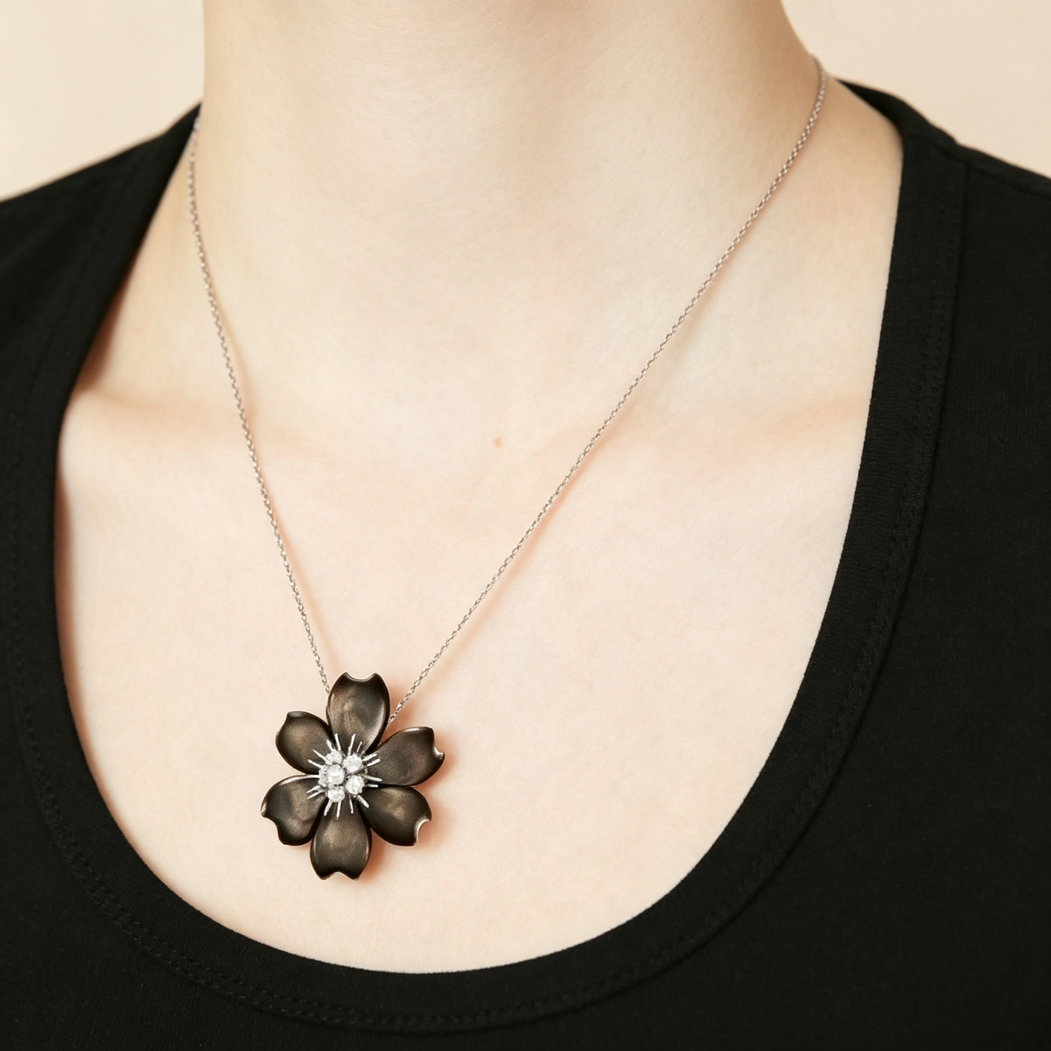 Van Cleef & Arpels Frivole collection medium pendant necklace in grey mother-of-pearl