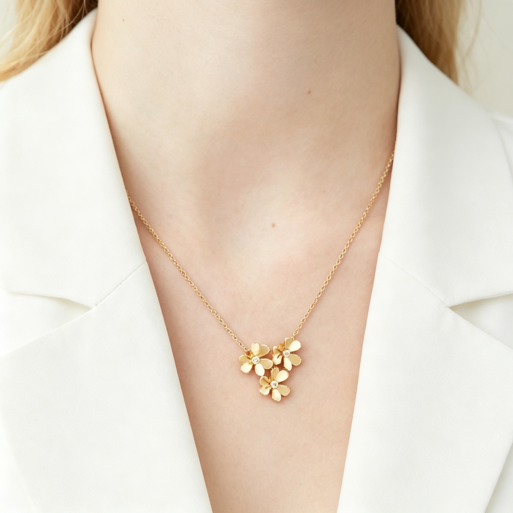 Van Cleef & Arpels Frivole mini three-flower necklace